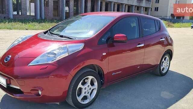 Красный Ниссан Лиф, объемом двигателя 0 л и пробегом 95 тыс. км за 7900 $, фото 7 на Automoto.ua