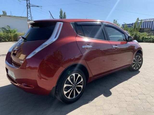 Красный Ниссан Лиф, объемом двигателя 0 л и пробегом 115 тыс. км за 5650 $, фото 7 на Automoto.ua