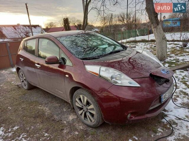 Красный Ниссан Лиф, объемом двигателя 0 л и пробегом 83 тыс. км за 10500 $, фото 11 на Automoto.ua