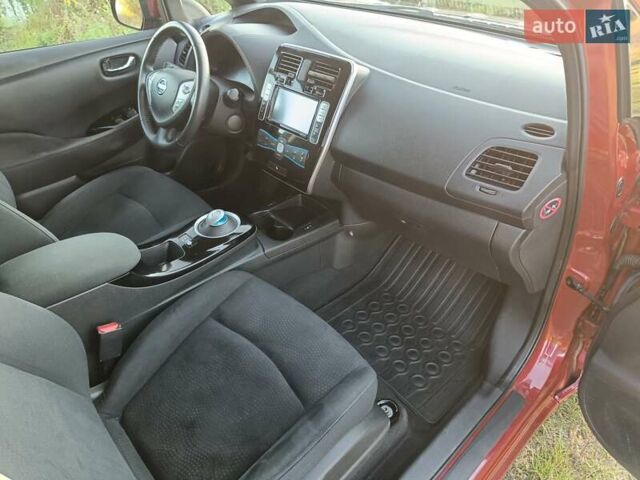 Красный Ниссан Лиф, объемом двигателя 0 л и пробегом 94 тыс. км за 8600 $, фото 12 на Automoto.ua