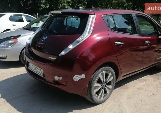 Красный Ниссан Лиф, объемом двигателя 0 л и пробегом 83 тыс. км за 10500 $, фото 3 на Automoto.ua