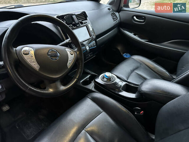 Красный Ниссан Лиф, объемом двигателя 0 л и пробегом 125 тыс. км за 7199 $, фото 18 на Automoto.ua