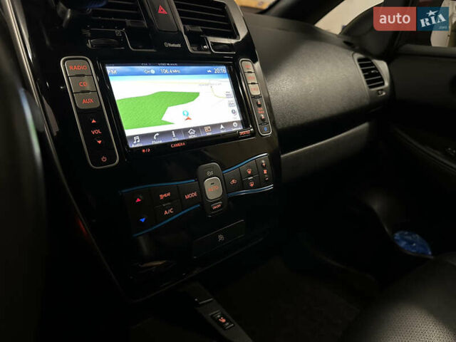 Красный Ниссан Лиф, объемом двигателя 0 л и пробегом 125 тыс. км за 7199 $, фото 7 на Automoto.ua