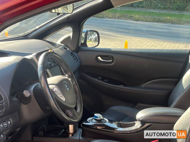 Красный Ниссан Лиф, объемом двигателя 30 л и пробегом 100 тыс. км за 9600 $, фото 7 на Automoto.ua