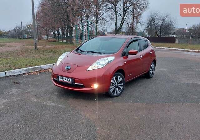 Красный Ниссан Лиф, объемом двигателя 0 л и пробегом 67 тыс. км за 7500 $, фото 31 на Automoto.ua