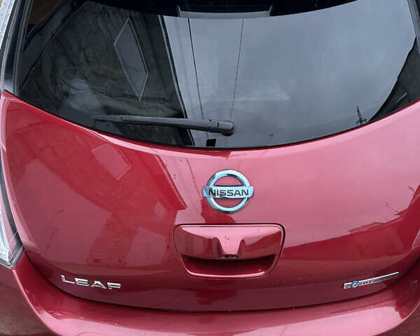 Красный Ниссан Лиф, объемом двигателя 0 л и пробегом 125 тыс. км за 7199 $, фото 11 на Automoto.ua