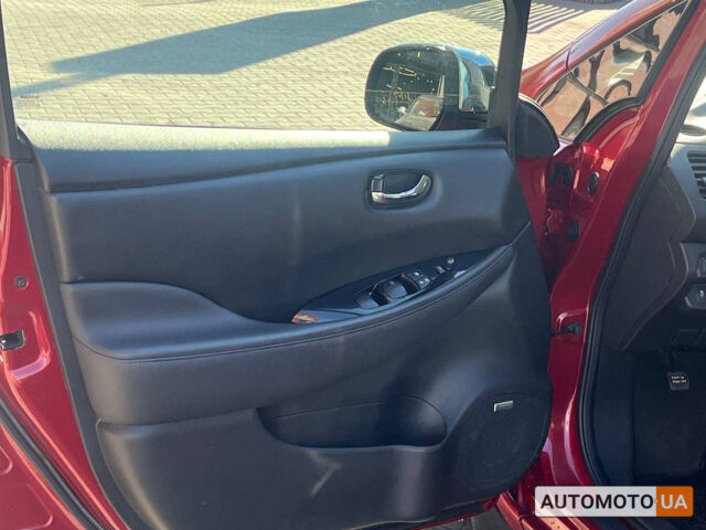 Красный Ниссан Лиф, объемом двигателя 30 л и пробегом 100 тыс. км за 9600 $, фото 6 на Automoto.ua