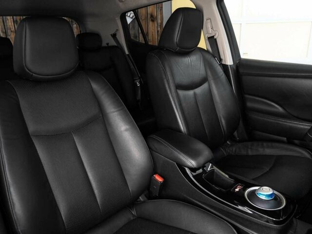 Красный Ниссан Лиф, объемом двигателя 0 л и пробегом 56 тыс. км за 5000 $, фото 12 на Automoto.ua