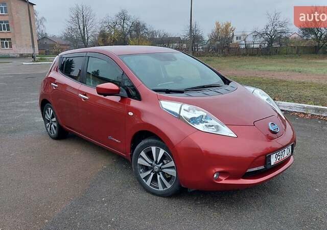 Красный Ниссан Лиф, объемом двигателя 0 л и пробегом 67 тыс. км за 7500 $, фото 18 на Automoto.ua