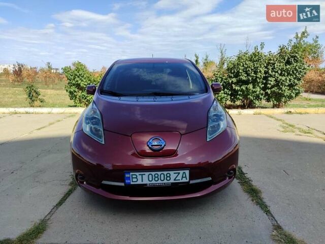 Красный Ниссан Лиф, объемом двигателя 0 л и пробегом 103 тыс. км за 8700 $, фото 1 на Automoto.ua
