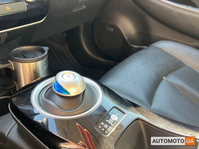 Красный Ниссан Лиф, объемом двигателя 30 л и пробегом 100 тыс. км за 9600 $, фото 10 на Automoto.ua