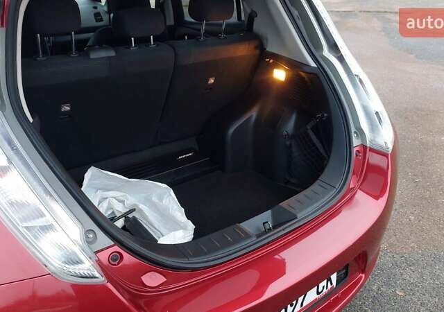 Красный Ниссан Лиф, объемом двигателя 0 л и пробегом 67 тыс. км за 7500 $, фото 21 на Automoto.ua