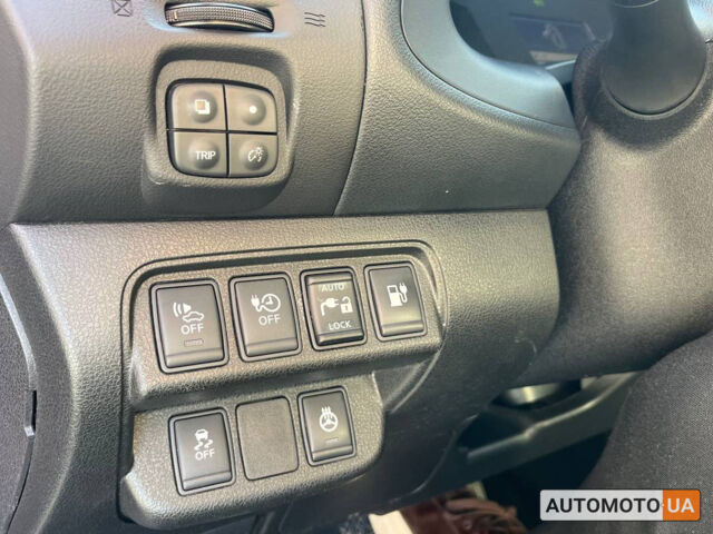 Красный Ниссан Лиф, объемом двигателя 30 л и пробегом 100 тыс. км за 9600 $, фото 8 на Automoto.ua