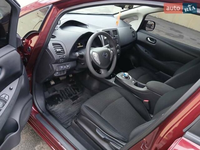 Красный Ниссан Лиф, объемом двигателя 0 л и пробегом 91 тыс. км за 7300 $, фото 12 на Automoto.ua