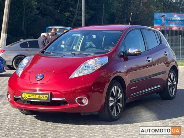 Красный Ниссан Лиф, объемом двигателя 30 л и пробегом 100 тыс. км за 9600 $, фото 2 на Automoto.ua