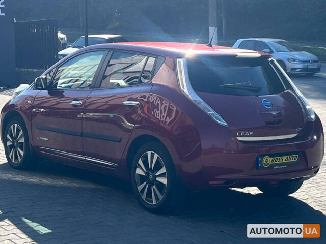 Красный Ниссан Лиф, объемом двигателя 30 л и пробегом 100 тыс. км за 9600 $, фото 3 на Automoto.ua