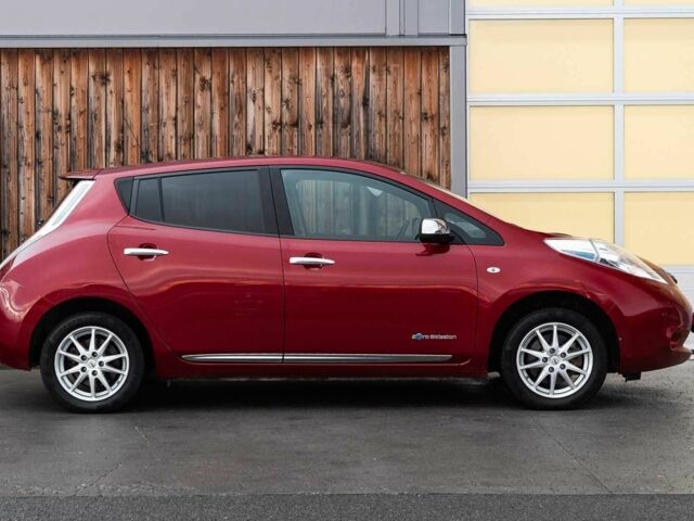 Красный Ниссан Лиф, объемом двигателя 0 л и пробегом 56 тыс. км за 5000 $, фото 7 на Automoto.ua