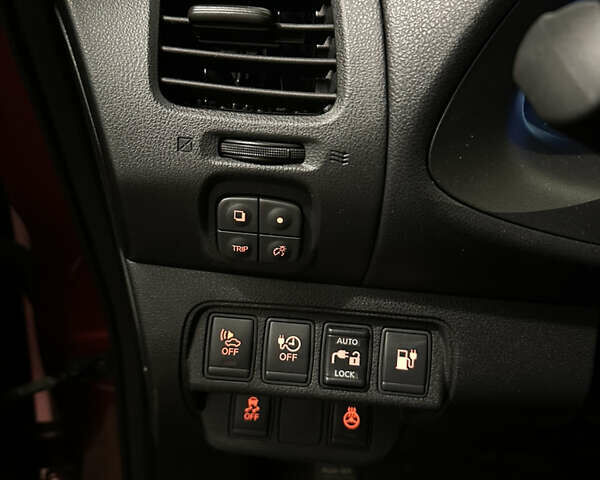 Красный Ниссан Лиф, объемом двигателя 0 л и пробегом 125 тыс. км за 7199 $, фото 6 на Automoto.ua