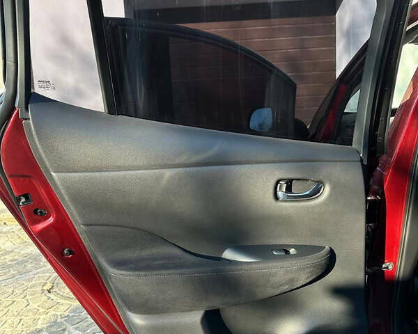 Красный Ниссан Лиф, объемом двигателя 0 л и пробегом 99 тыс. км за 7500 $, фото 40 на Automoto.ua