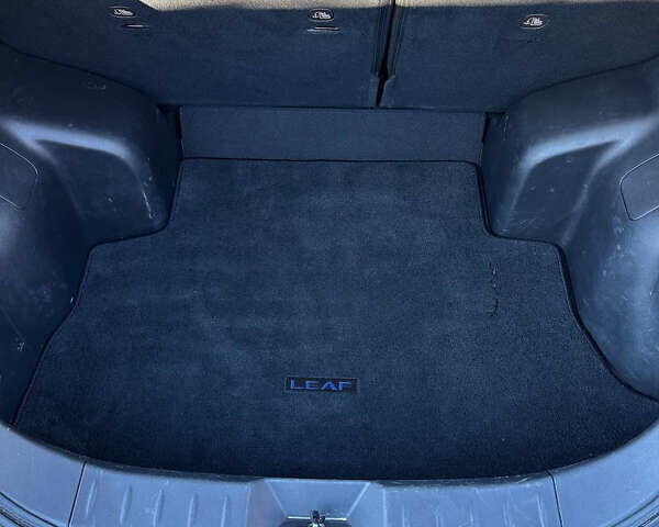 Красный Ниссан Лиф, объемом двигателя 0 л и пробегом 99 тыс. км за 7500 $, фото 47 на Automoto.ua