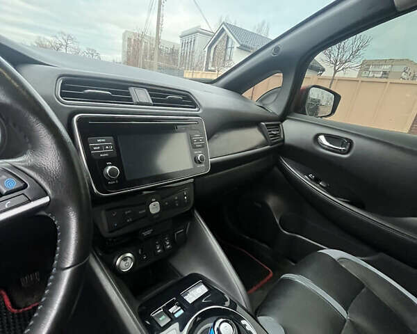 Красный Ниссан Лиф, объемом двигателя 0 л и пробегом 78 тыс. км за 11700 $, фото 15 на Automoto.ua