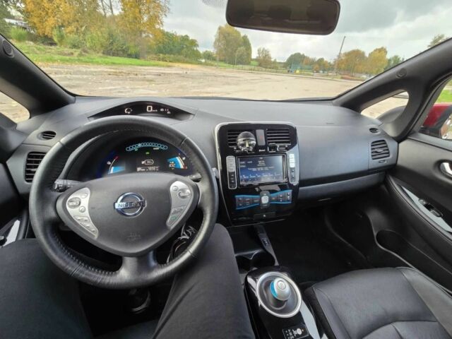 Красный Ниссан Лиф, объемом двигателя 0 л и пробегом 99 тыс. км за 3000 $, фото 11 на Automoto.ua