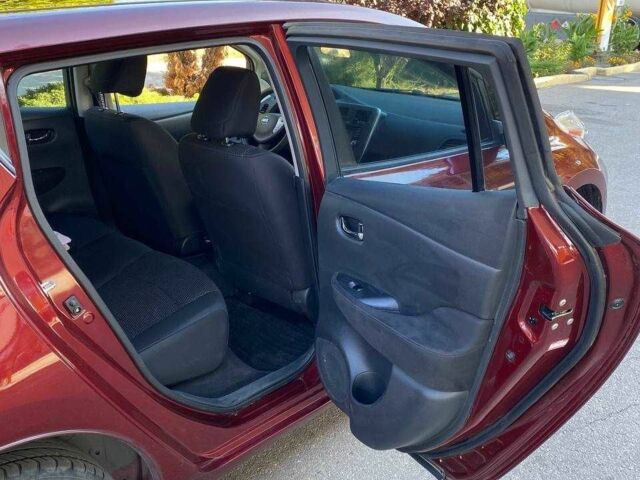 Красный Ниссан Лиф, объемом двигателя 0 л и пробегом 74 тыс. км за 7500 $, фото 4 на Automoto.ua