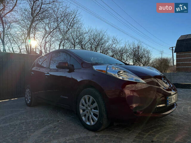 Красный Ниссан Лиф, объемом двигателя 0 л и пробегом 99 тыс. км за 7500 $, фото 17 на Automoto.ua