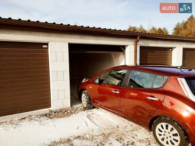 Красный Ниссан Лиф, объемом двигателя 0 л и пробегом 240 тыс. км за 8300 $, фото 4 на Automoto.ua