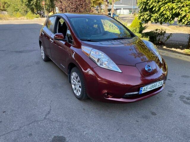 Красный Ниссан Лиф, объемом двигателя 0 л и пробегом 74 тыс. км за 7500 $, фото 1 на Automoto.ua