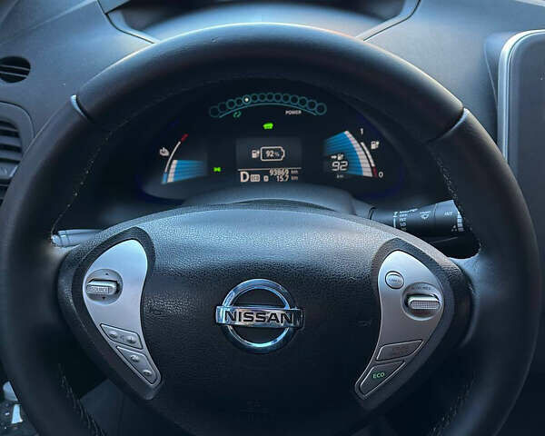 Красный Ниссан Лиф, объемом двигателя 0 л и пробегом 99 тыс. км за 7500 $, фото 35 на Automoto.ua