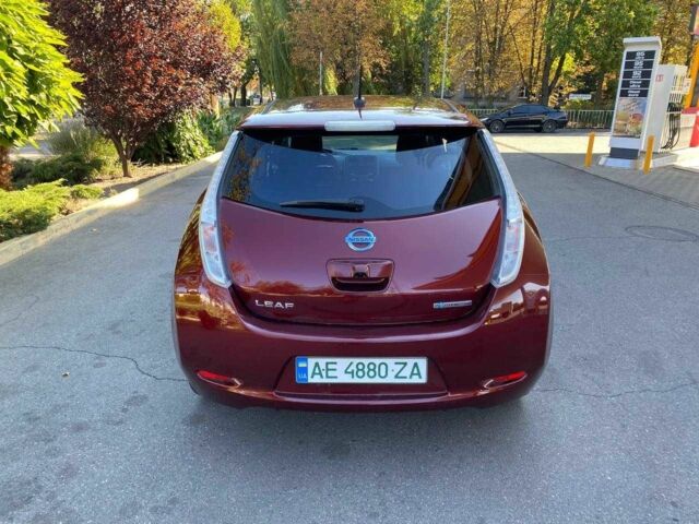 Красный Ниссан Лиф, объемом двигателя 0 л и пробегом 74 тыс. км за 7500 $, фото 6 на Automoto.ua