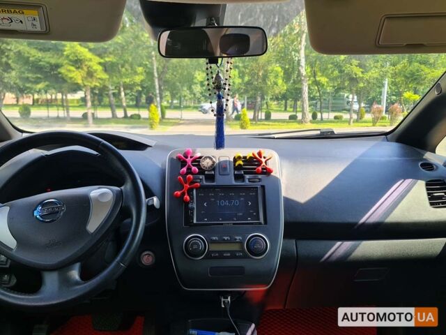 Красный Ниссан Лиф, объемом двигателя 24 л и пробегом 61 тыс. км за 10700 $, фото 10 на Automoto.ua