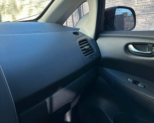 Красный Ниссан Лиф, объемом двигателя 0 л и пробегом 99 тыс. км за 7500 $, фото 51 на Automoto.ua