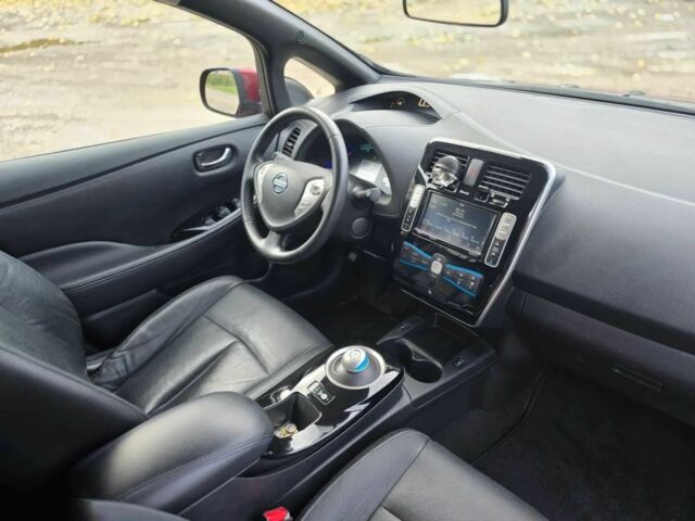 Красный Ниссан Лиф, объемом двигателя 0 л и пробегом 99 тыс. км за 3000 $, фото 15 на Automoto.ua