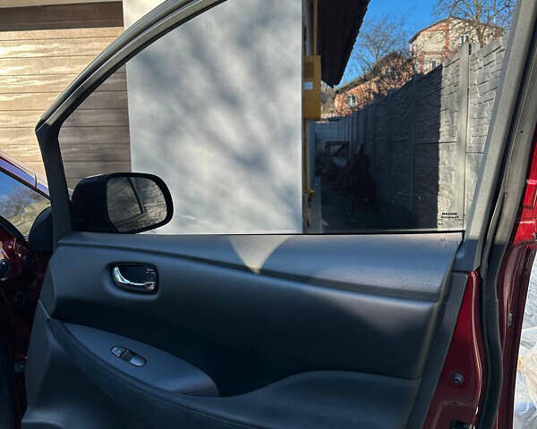 Красный Ниссан Лиф, объемом двигателя 0 л и пробегом 99 тыс. км за 7500 $, фото 43 на Automoto.ua