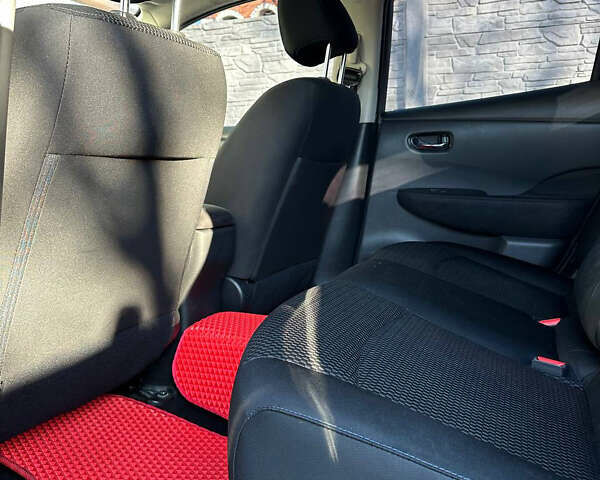 Красный Ниссан Лиф, объемом двигателя 0 л и пробегом 99 тыс. км за 7500 $, фото 49 на Automoto.ua