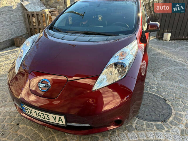 Красный Ниссан Лиф, объемом двигателя 0 л и пробегом 99 тыс. км за 7500 $, фото 11 на Automoto.ua