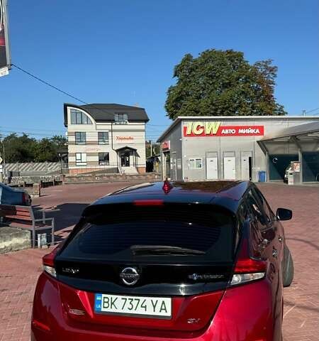 Красный Ниссан Лиф, объемом двигателя 0 л и пробегом 90 тыс. км за 11500 $, фото 4 на Automoto.ua