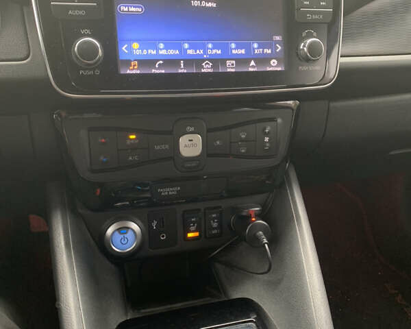 Красный Ниссан Лиф, объемом двигателя 0 л и пробегом 89 тыс. км за 12500 $, фото 16 на Automoto.ua