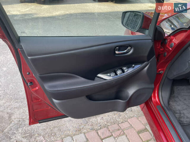 Красный Ниссан Лиф, объемом двигателя 0 л и пробегом 117 тыс. км за 12000 $, фото 5 на Automoto.ua