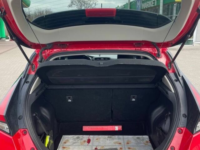 Красный Ниссан Лиф, объемом двигателя 0 л и пробегом 135 тыс. км за 13000 $, фото 7 на Automoto.ua