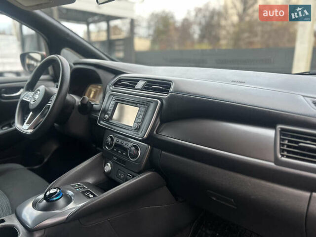 Красный Ниссан Лиф, объемом двигателя 0 л и пробегом 62 тыс. км за 11990 $, фото 12 на Automoto.ua