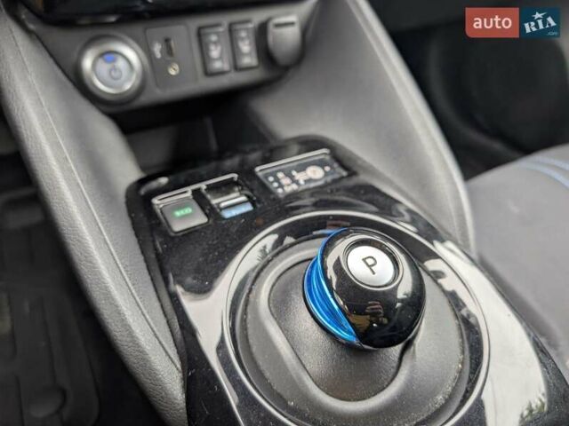 Червоний Ніссан Ліф, об'ємом двигуна 0 л та пробігом 127 тис. км за 11900 $, фото 29 на Automoto.ua