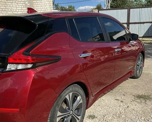 Красный Ниссан Лиф, объемом двигателя 0 л и пробегом 80 тыс. км за 13799 $, фото 3 на Automoto.ua