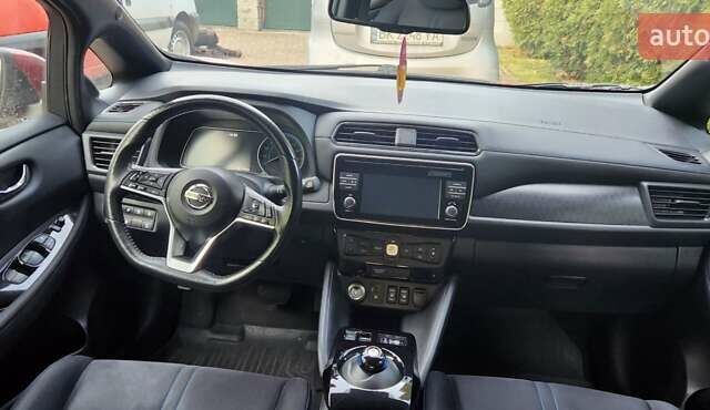 Красный Ниссан Лиф, объемом двигателя 0 л и пробегом 130 тыс. км за 10950 $, фото 14 на Automoto.ua