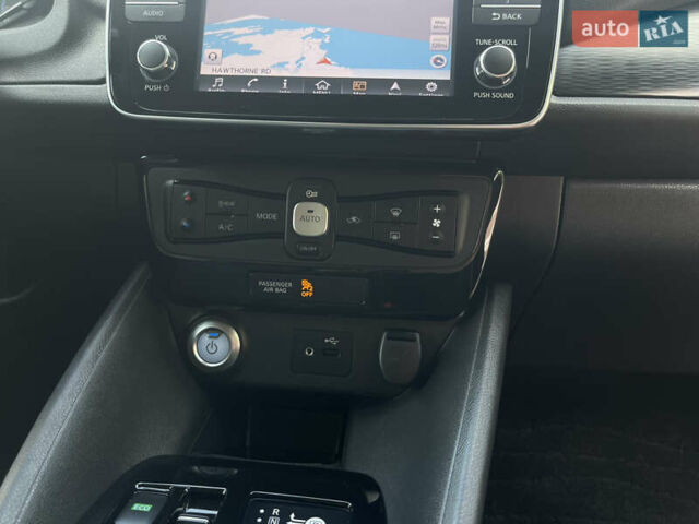 Красный Ниссан Лиф, объемом двигателя 0 л и пробегом 117 тыс. км за 12000 $, фото 17 на Automoto.ua