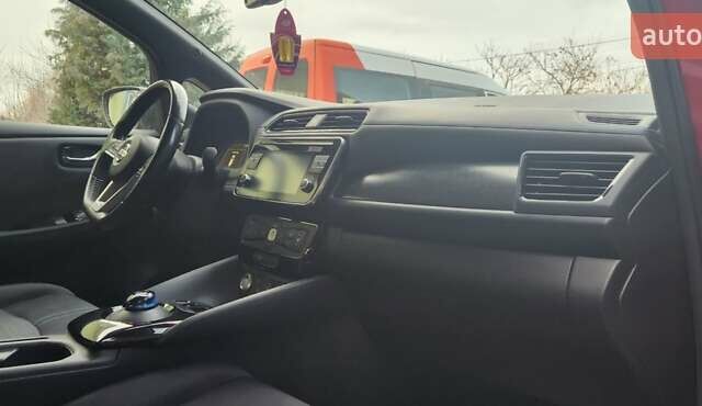 Красный Ниссан Лиф, объемом двигателя 0 л и пробегом 130 тыс. км за 10950 $, фото 17 на Automoto.ua