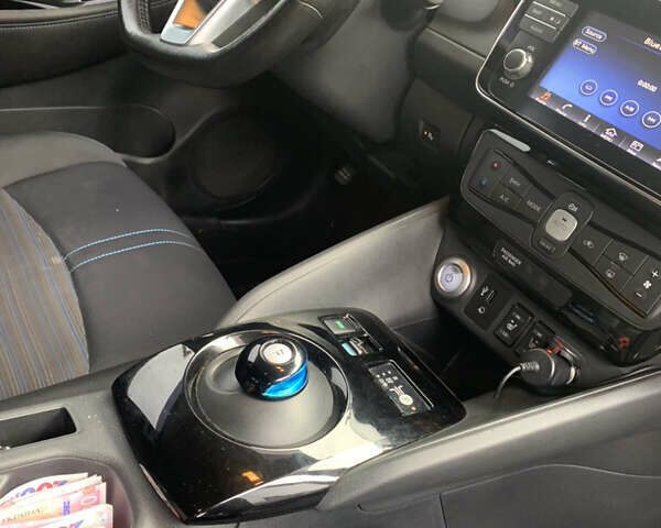 Красный Ниссан Лиф, объемом двигателя 0 л и пробегом 89 тыс. км за 12500 $, фото 13 на Automoto.ua