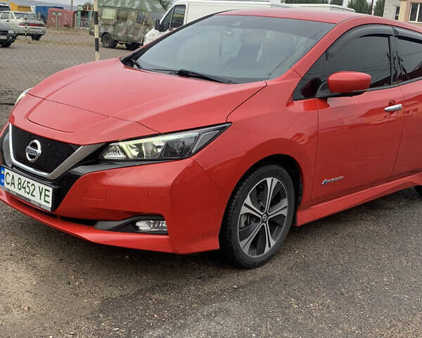 Красный Ниссан Лиф, объемом двигателя 0 л и пробегом 89 тыс. км за 12500 $, фото 1 на Automoto.ua